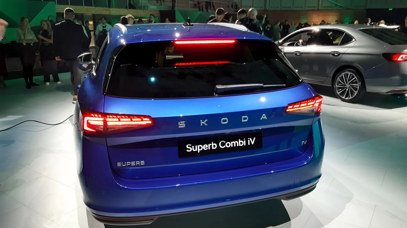 Schmalere Scheinwerfer und prominenter Skoda-Schriftzug am Heck des Superb.